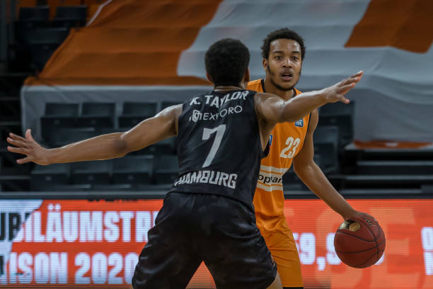 刻引发了球 刻引发了球